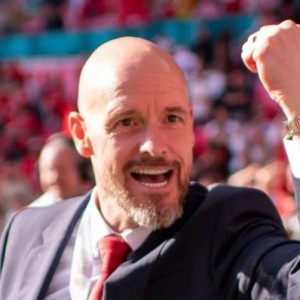 华体会体育-滕哈赫有望留任？球迷挺滕，拉爵认定祸首并非主帅